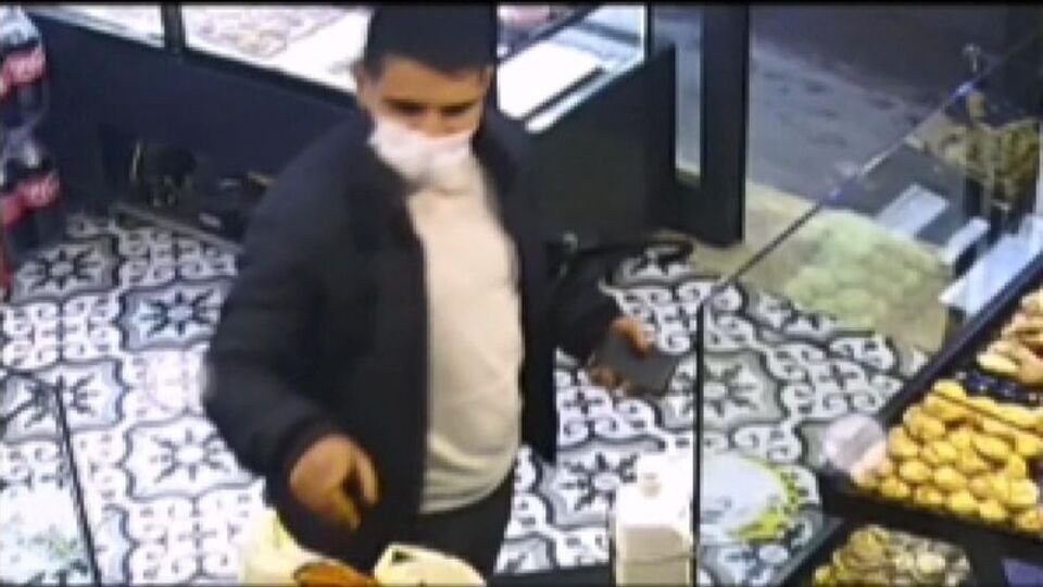 Ekmek almaya geldi, telefon çaldı