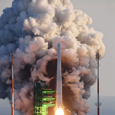 Güney Kore ilk yerli roketi "Nuri"yi uzaya fırlattı!