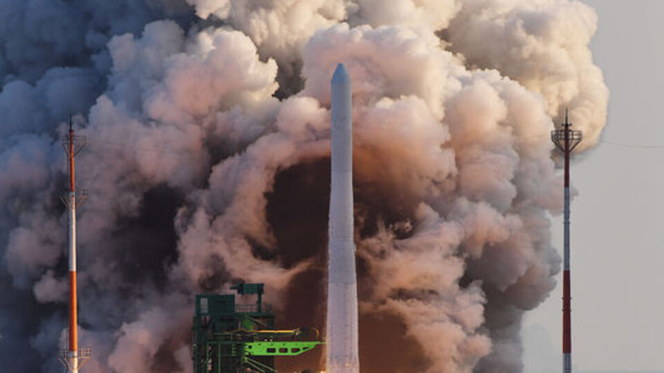 Güney Kore ilk yerli roketi "Nuri"yi uzaya fırlattı!