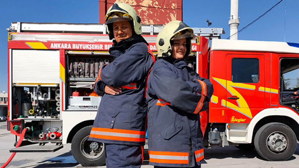 İtfaiyeci baba-kız birlikte görev yapıyor