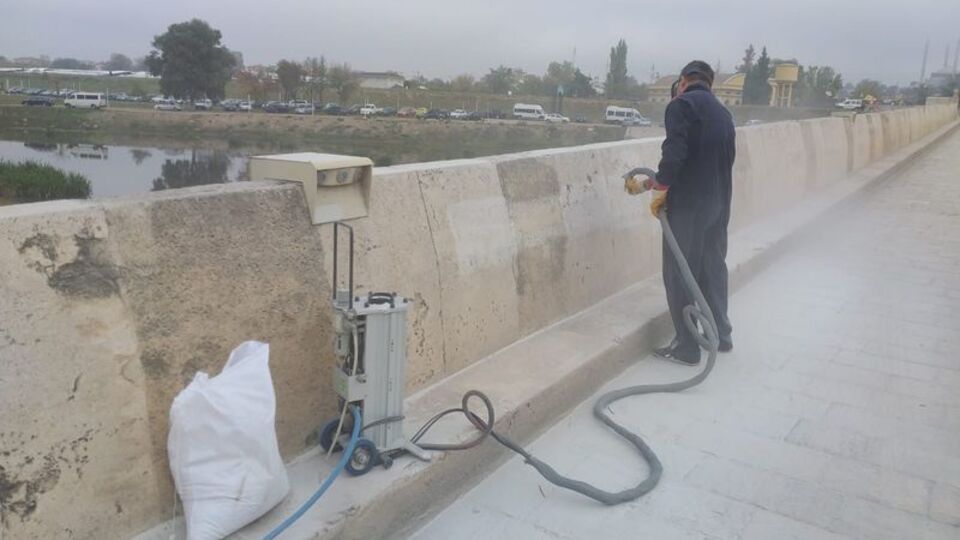 Tarihi köprüye sprey boyalı saygısızlık