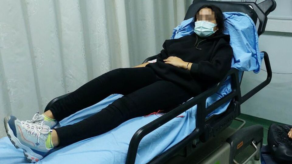 Kız öğrenci sırtından bıçaklandı! Okulda dehşet!