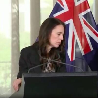 Ardern basın toplantısında depreme yakalandı!
