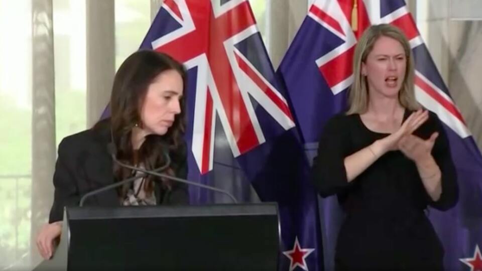 Ardern basın toplantısında depreme yakalandı!