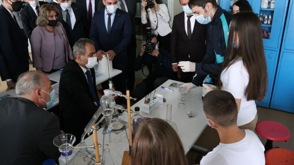 Milli Eğitim Bakanı Özer Kosova'da