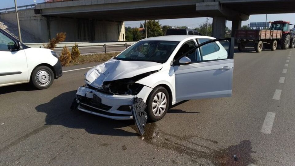 Yolun ortasında durdu, refüje uçtu