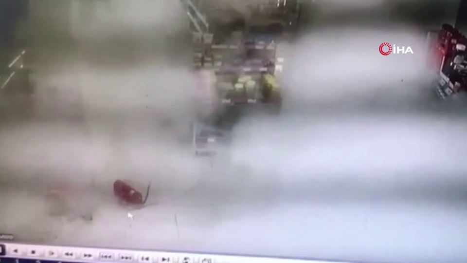 Marketteki yangın tüpü düşünce ortalık karıştı!