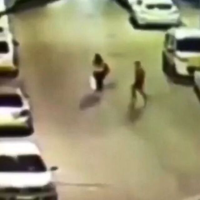 Yolda yürüyen kadına kapkaç kamerada