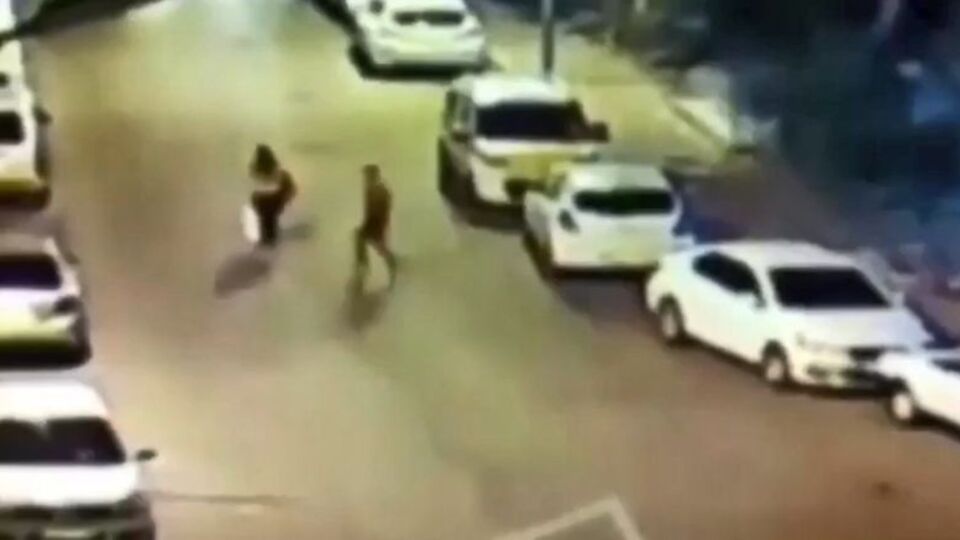 Yolda yürüyen kadına kapkaç kamerada