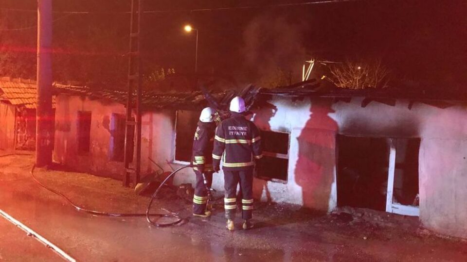 Evde yangın çıktı, itfaiye güvercinleri gökyüzüne saldı