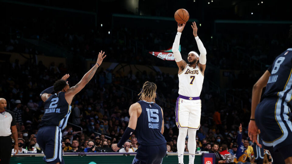 Lakers ilk galibiyetini aldı!