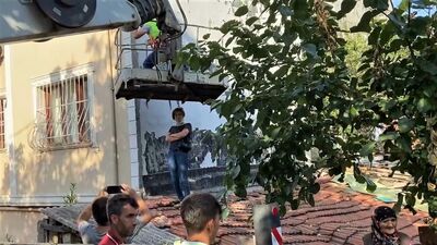 Komşuların 'mantolama' krizi: Çatıya çıkıp vinci engelledi