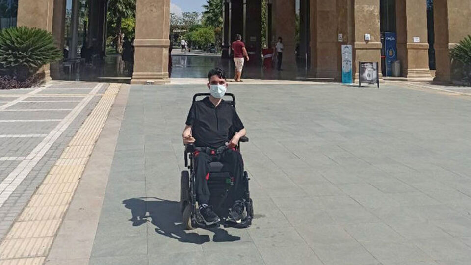 Asla pes etmeyen DMD hastası Mehmet'e üniversite kapısı açıldı