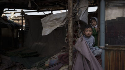 Afganistan'da BBC'ye konuşan bazı aileler: Bebeklerimizi satıyoruz