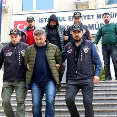 İki polis rüşvet suçundan ihraç edildi