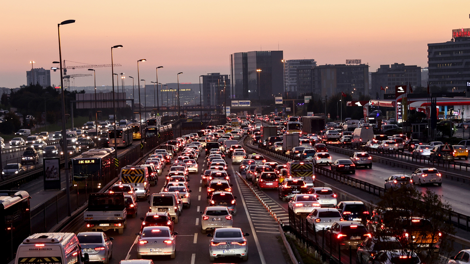 İstanbul'da mesai bitimi trafik yoğunluğu