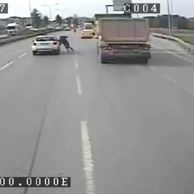 Otobanda inanılmaz kaza! O anlar kamerada!