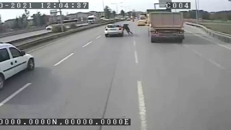 Otobanda inanılmaz kaza! O anlar kamerada!