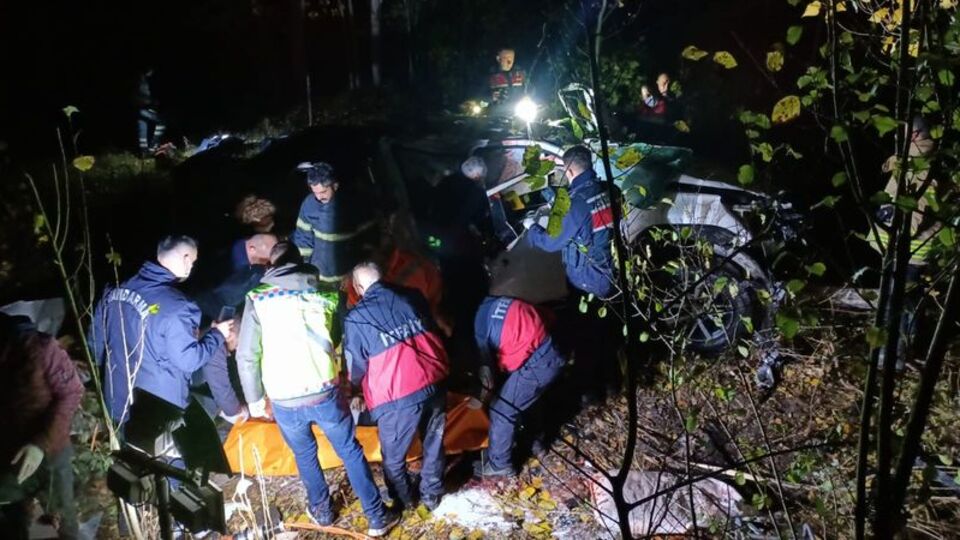 Virajı alamayan kamyonet uçuruma yuvarlandı: 3 ölü, 1 yaralı
