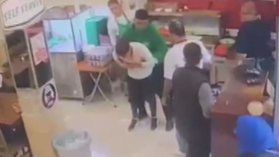 Lokanta çalışanı müşterisini böyle kurtardı