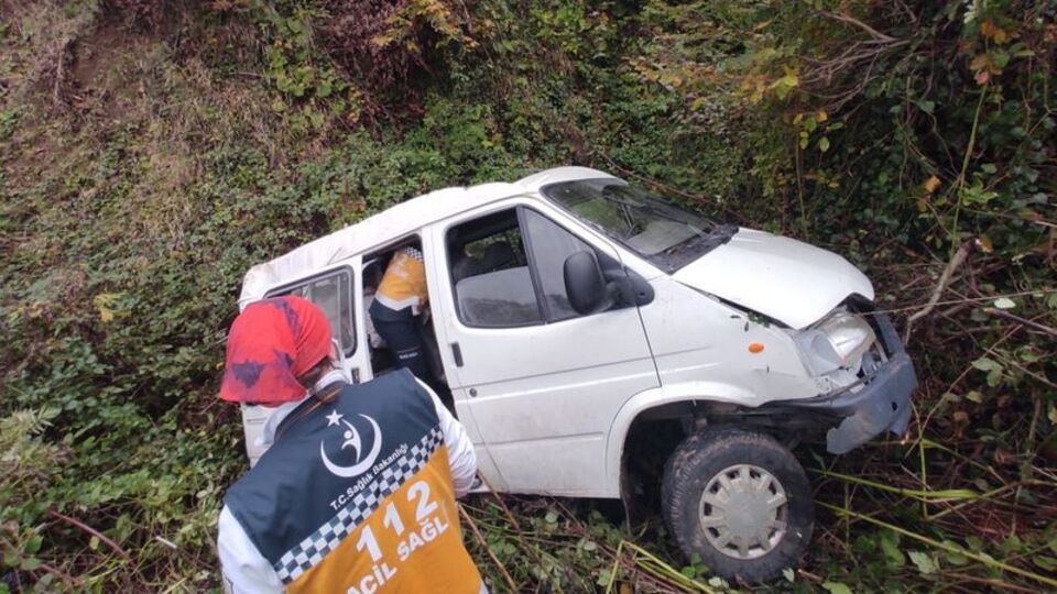 Minibüs şarampole yuvarlandı: 1 ölü, 1 yaralı