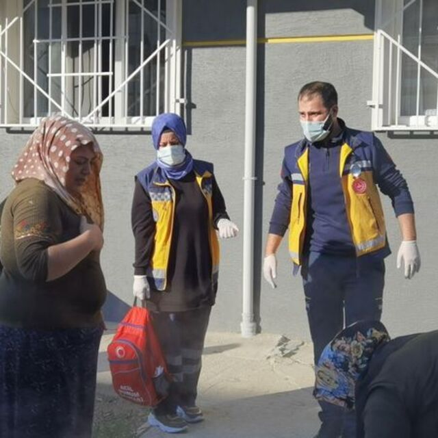 Yanan eşyaların arasında takılarını aradı