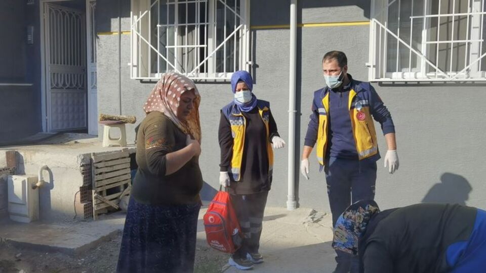 Yanan eşyaların arasında takılarını aradı
