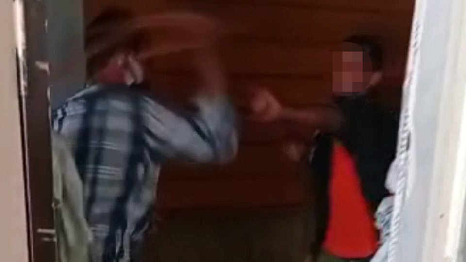 Çırağını hortumla dövmüştü! Gözaltına alındı