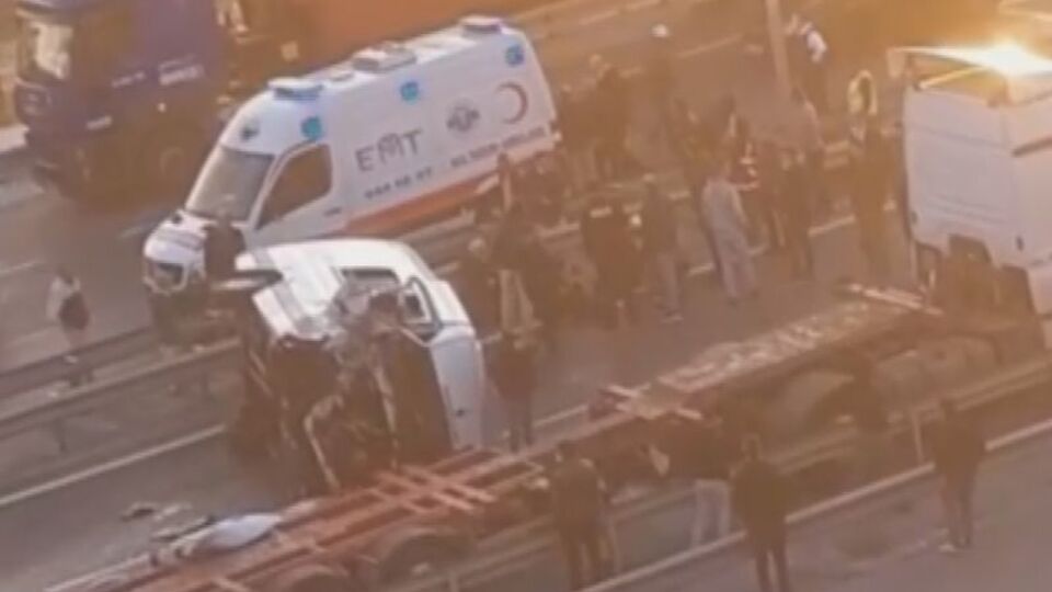 İstanbul'da servis TIR'a çarptı: Yaralılar var