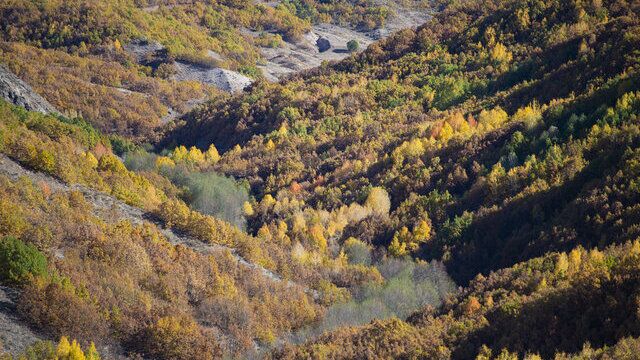 Tunceli'nin şirin ilçesi sonbahar renklerine büründü