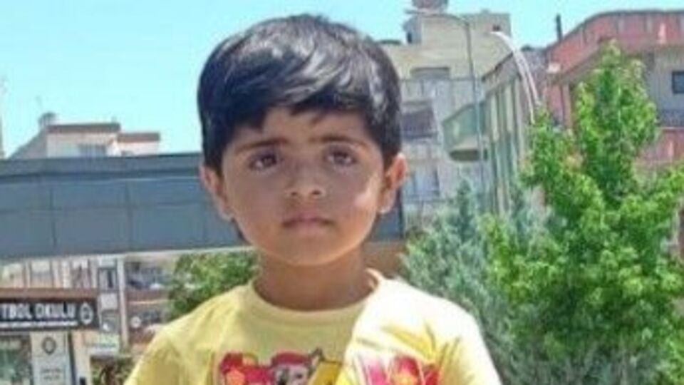 4 yaşındaydı! Kek yiyordu!