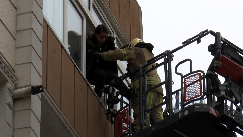 Bina girişinde yangın çıkınca mahsur kaldılar