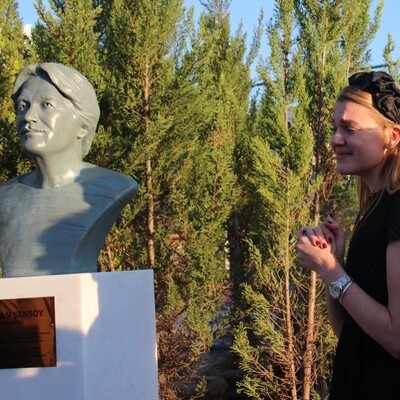 Gözyaşlarına boğuldu