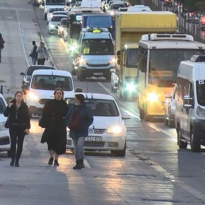 Kaldırımı 3'üncü şerit yaptılar! Yayalardan yol istediler!