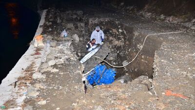 Bir anda çöktü, traktörü yuttu: 2 ölü, 1 yaralı