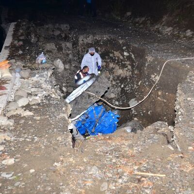 Bir anda çöktü, traktörü yuttu: 2 ölü, 1 yaralı