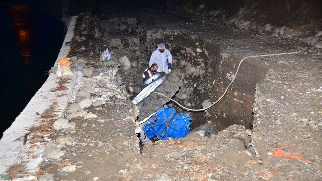 Bir anda çöktü, traktörü yuttu: 2 ölü, 1 yaralı