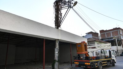 Kaçak iş yerine elektrik direğini de kattılar!