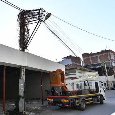 Kaçak iş yerine elektrik direğini de kattılar!