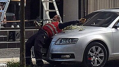 Otomobile zarar gelmesin diye kendini siper etti