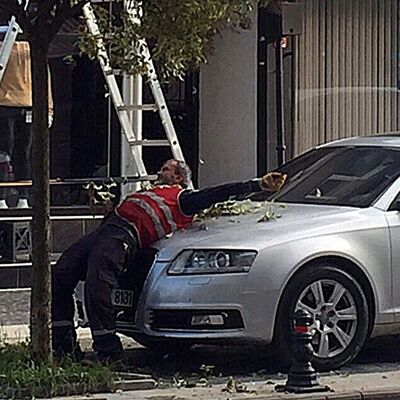 Otomobile zarar gelmesin diye kendini siper etti