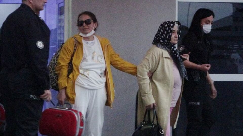 Annesini rehin aldı!