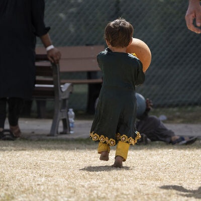 Afganistan'da aileler açlık nedeniyle çocuklarını satıyor!