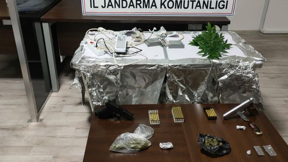 Yatak odasındaki masayı uyuşturucu serasına çevirdi