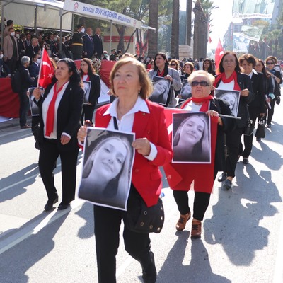 Geçit töreninde Şebnem'in fotoğraflarını taşıdılar
