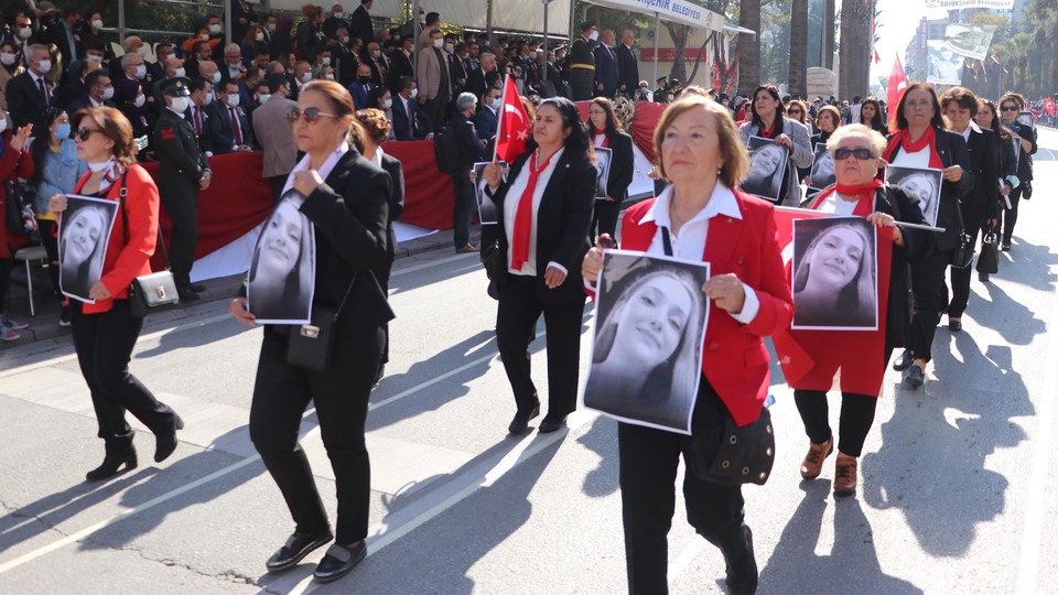 Geçit töreninde Şebnem'in fotoğraflarını taşıdılar