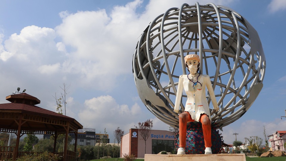 Tartışma yaratan heykeller kaldırıldı