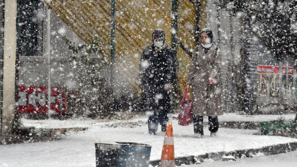 Sivas, Nemrut Dağı ve Sarıkamış'ta kar yağışı