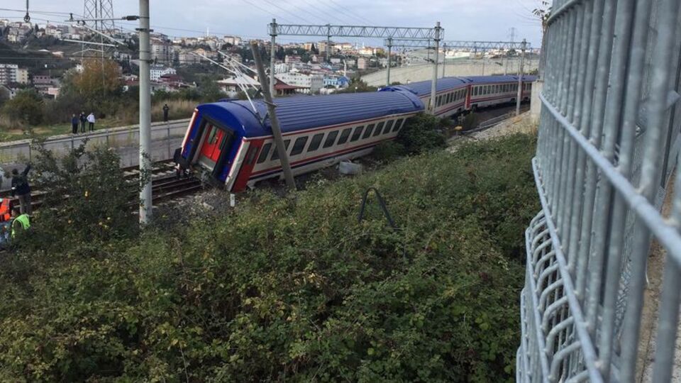 Gebze'de yolcu treninin iki vagonu raydan çıktı!