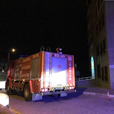 Evini ateşe verdi!